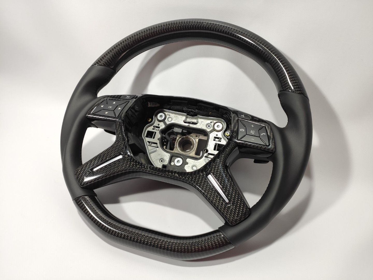Mercedes-Benz ML W166 GL GLS GLE W292 G W463 W212 E Steering Wheel Leather Carbon Fiber