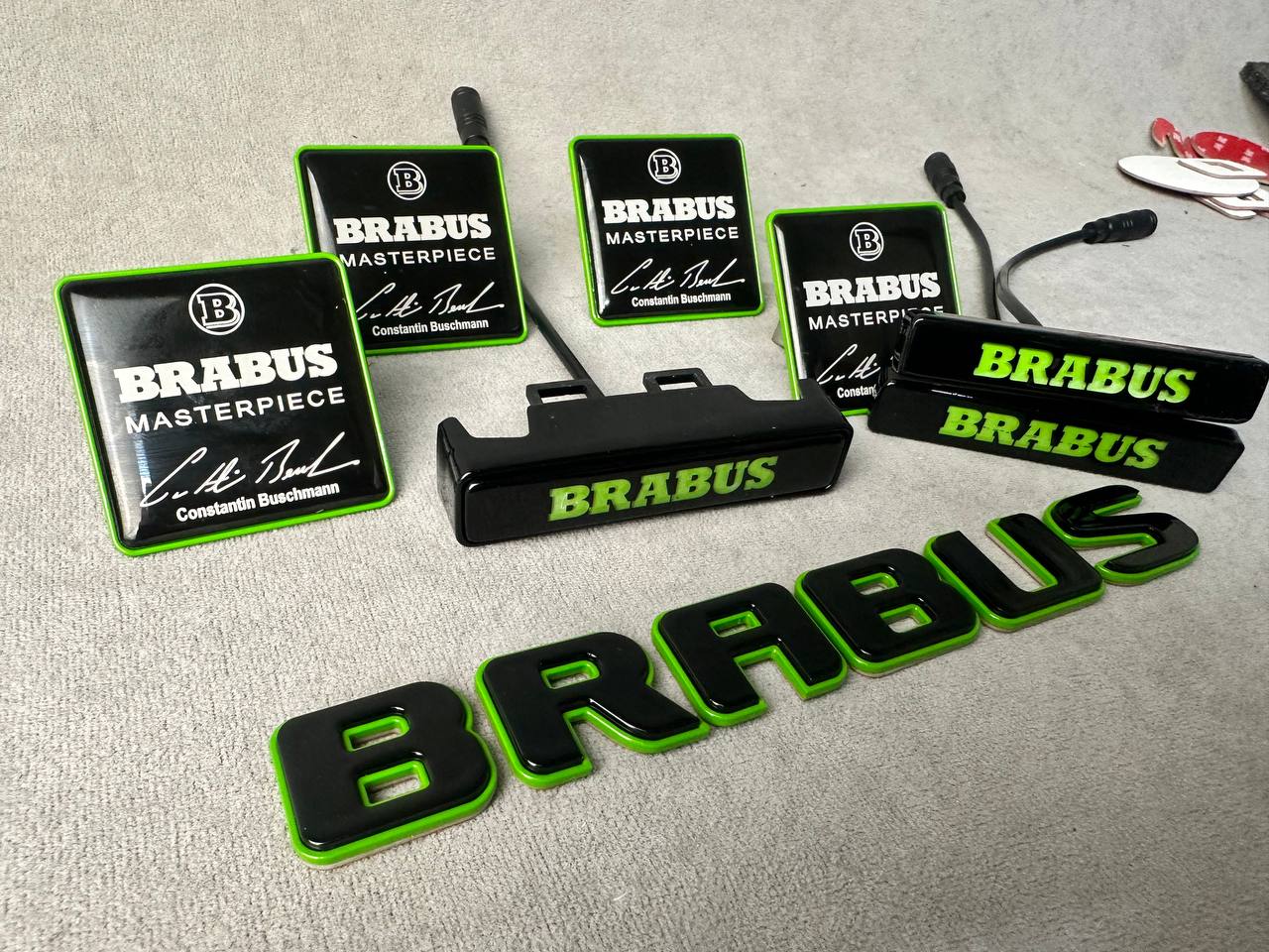 Brabus Style Green Set Grill Emblem Tail Badge Fender LEDs Floor Masterpiece Emblems for Mercedes G Class W465 W464 W463a